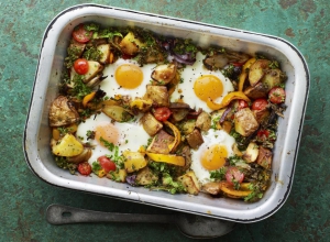 Potato hash with tomatoes, pepper and kale
