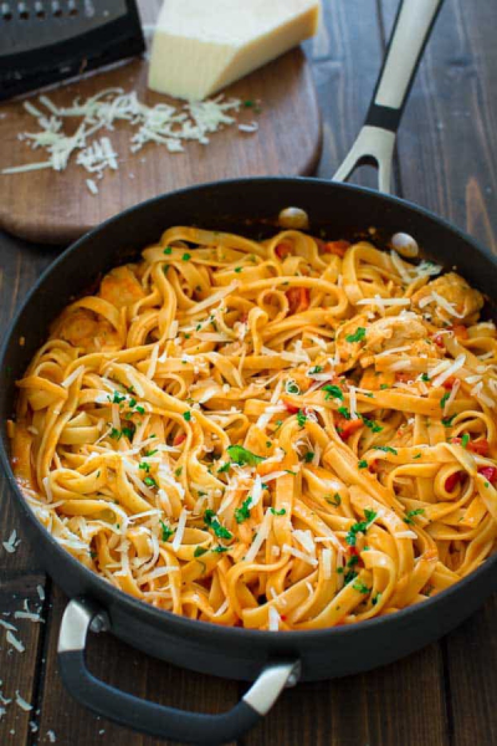 PASTA WITH RED PEPPER SAUCE AND SOUS-VIDE CHICKEN SUPREME