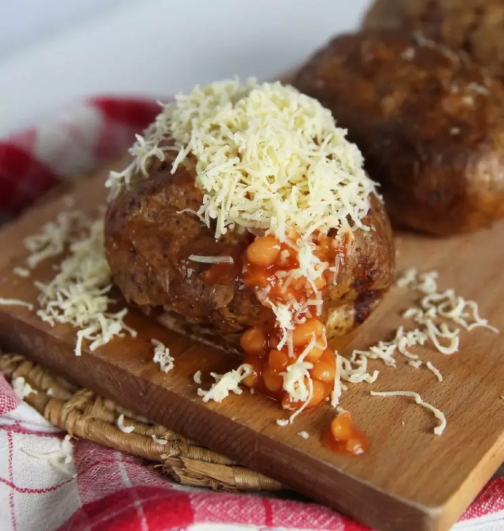 JACKET POTATO WITH PINTO BEANS AND SMOKED CHEESE