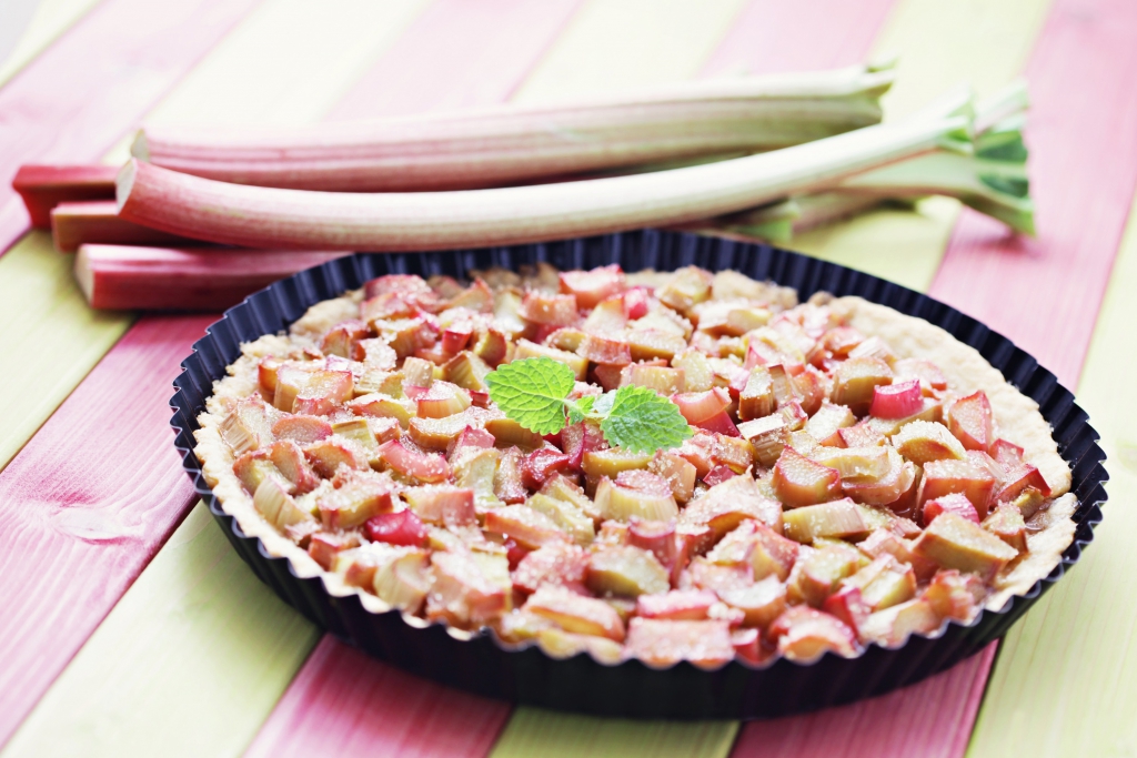 Rhubarb tart with clotted cream