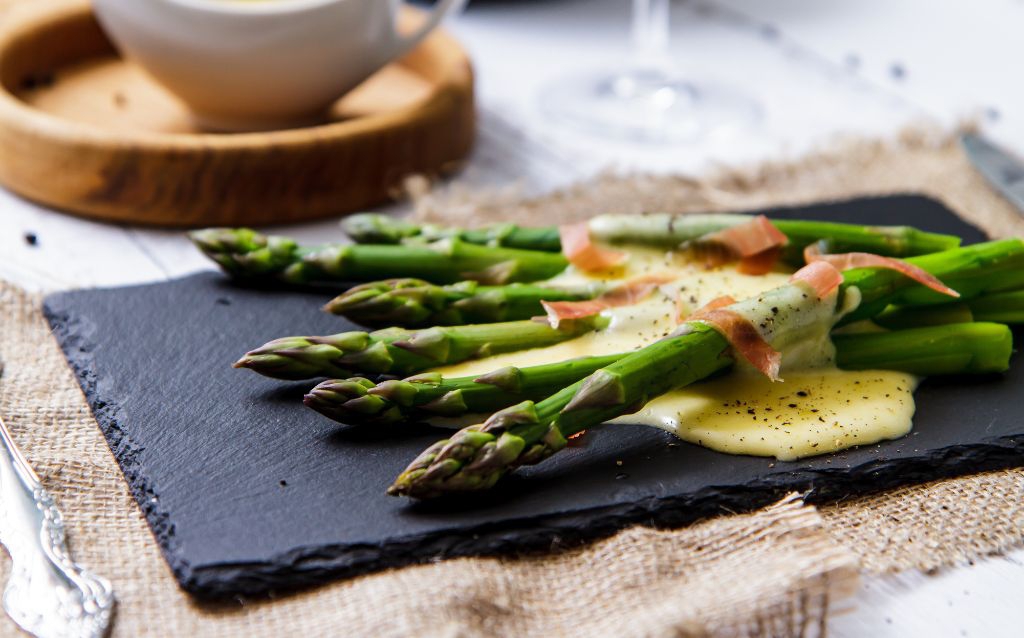 Asparagus with parma ham, egg 75 °C, hollandaise sauce